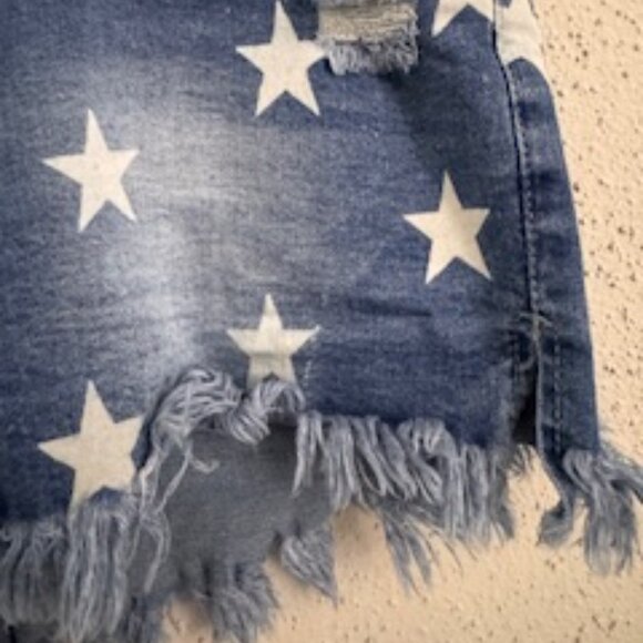 Short de Mezclilla con Estampado de Estrellas y Flecos (Star Print Denim shorts) - Picture 3 of 10